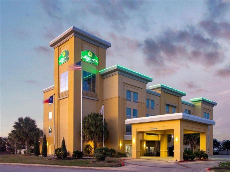 La Quinta By Wyndham Pearsall Exterior photo