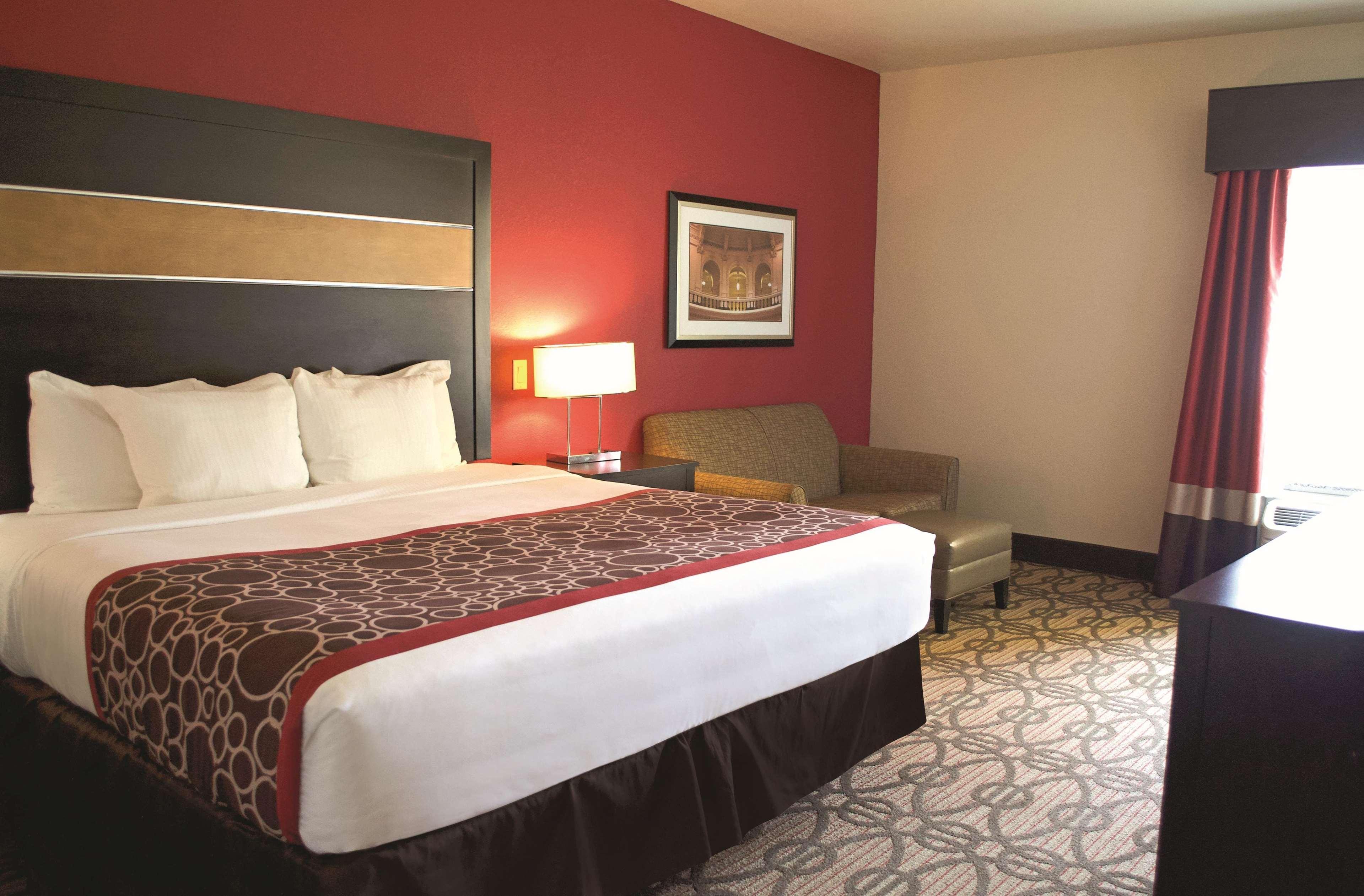 La Quinta By Wyndham Pearsall Exterior photo