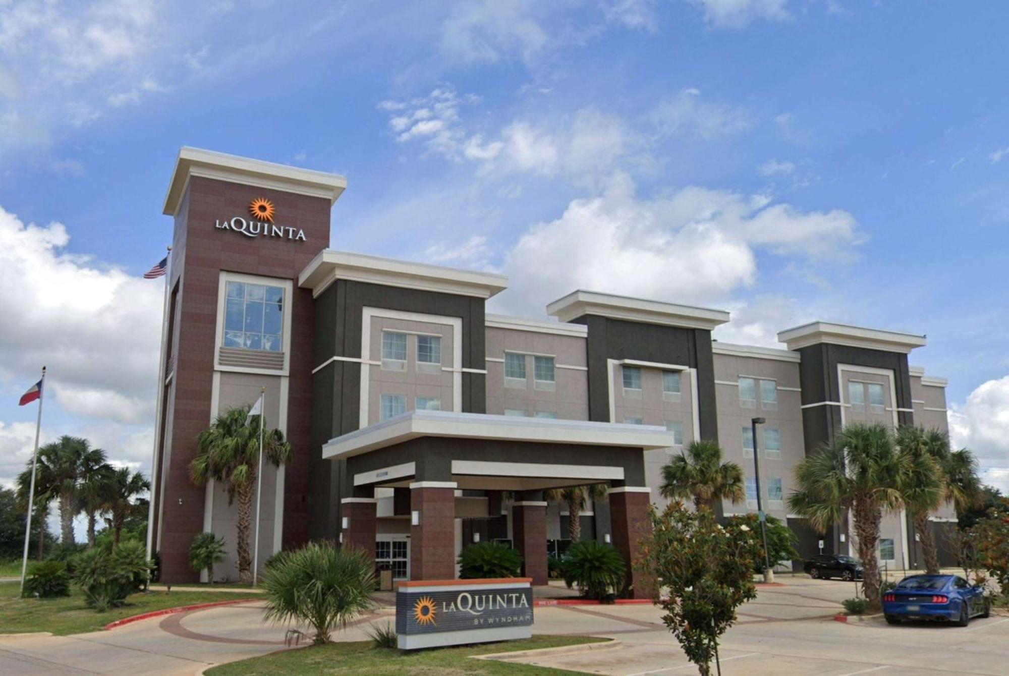 La Quinta By Wyndham Pearsall Exterior photo