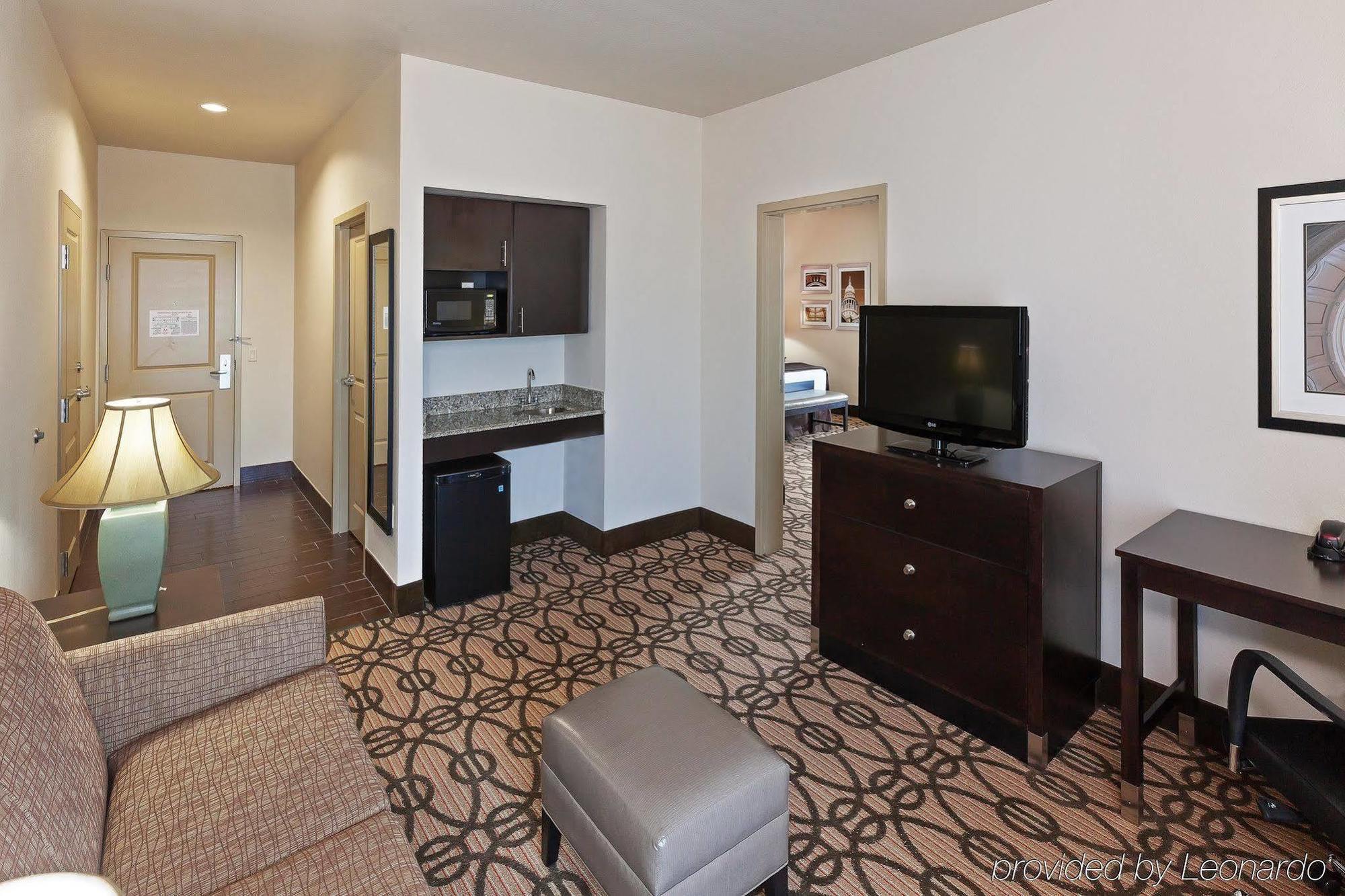La Quinta By Wyndham Pearsall Exterior photo