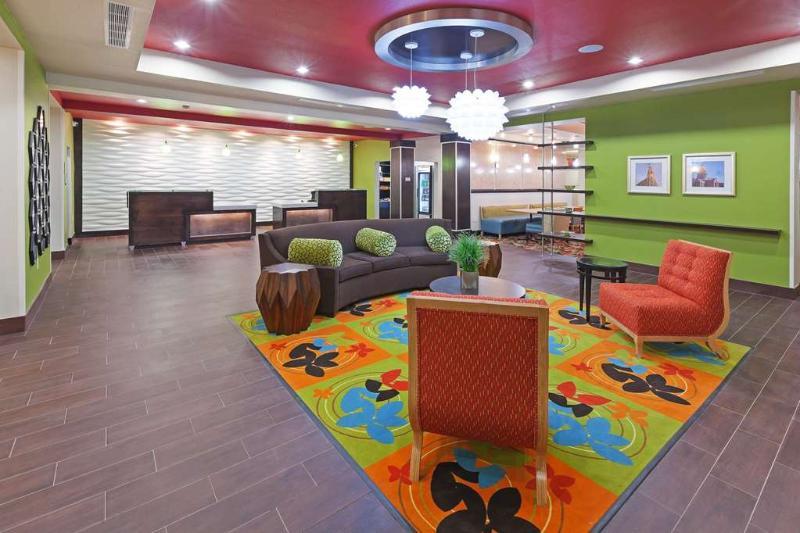 La Quinta By Wyndham Pearsall Exterior photo