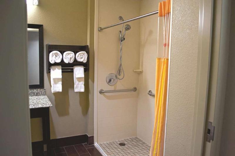 La Quinta By Wyndham Pearsall Exterior photo