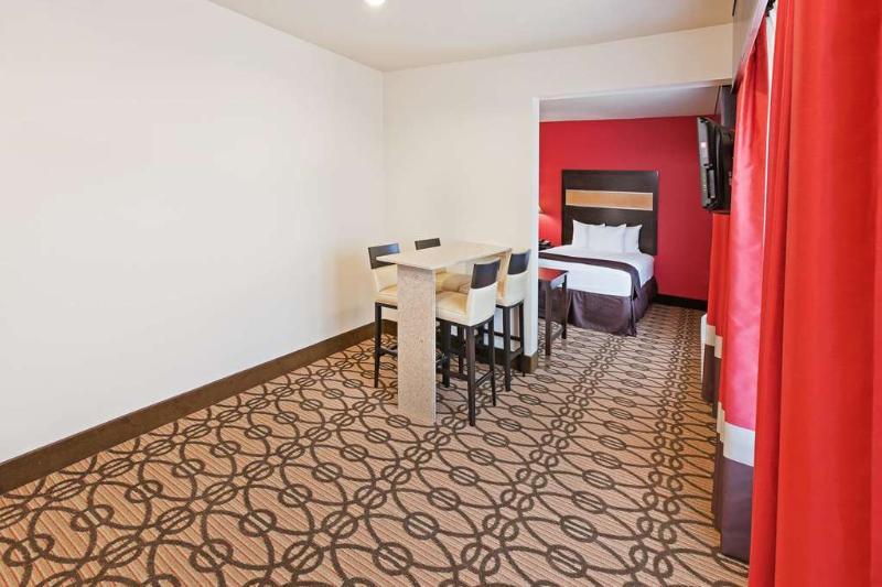 La Quinta By Wyndham Pearsall Exterior photo